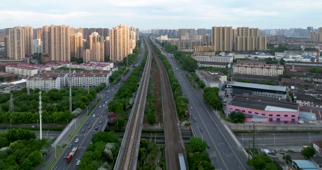 长三角地区沪宁线无锡市火车站一列和谐号高铁进站画面视频素材