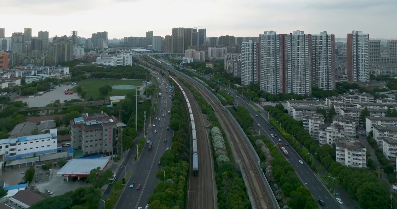 长三角地区沪宁线无锡市火车站一列和谐号高铁进站画面视频素材