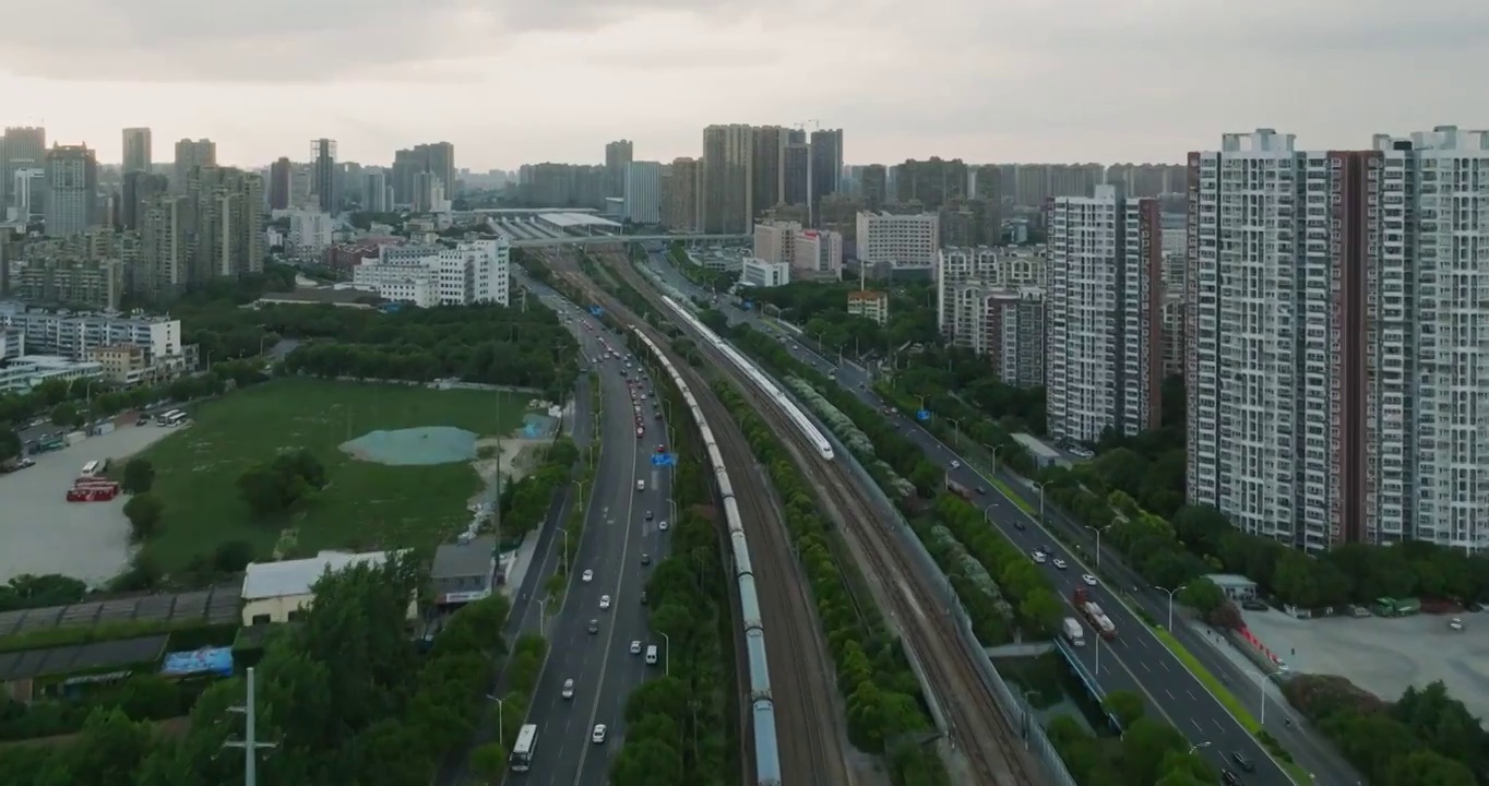 长三角地区沪宁线无锡市火车站一列和谐号高铁进站画面视频素材