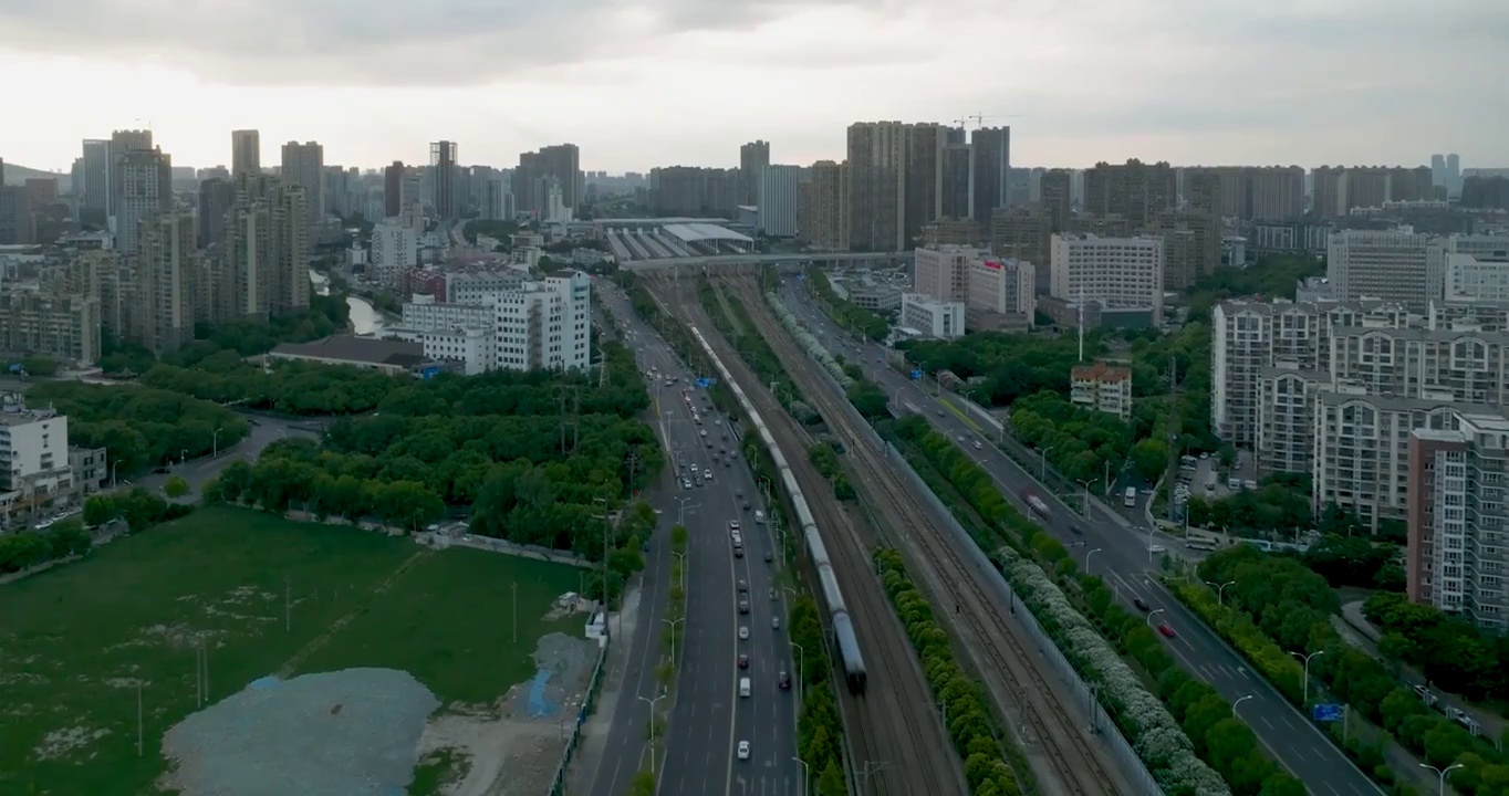 长三角地区沪宁线无锡市火车站一列和谐号高铁进站画面视频素材