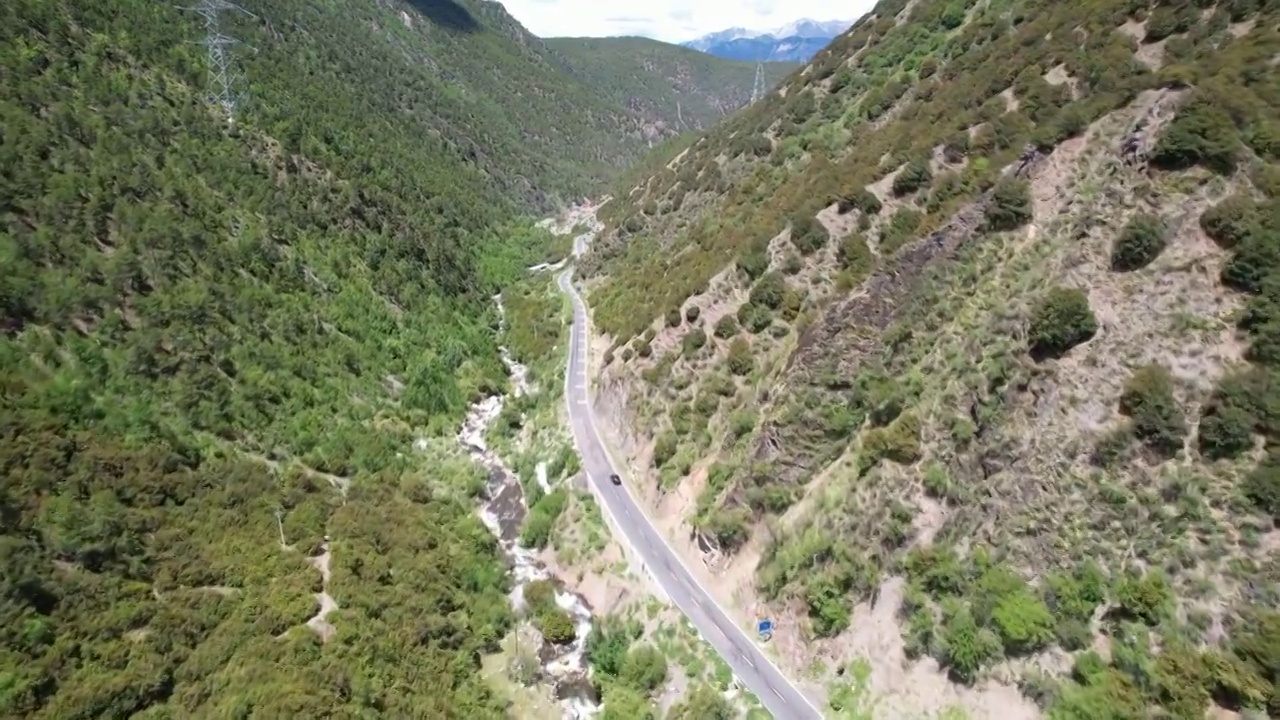 航拍四川川西甘孜州乡城县田园风光，初夏的青稞田白藏房和山谷自然风光。视频素材