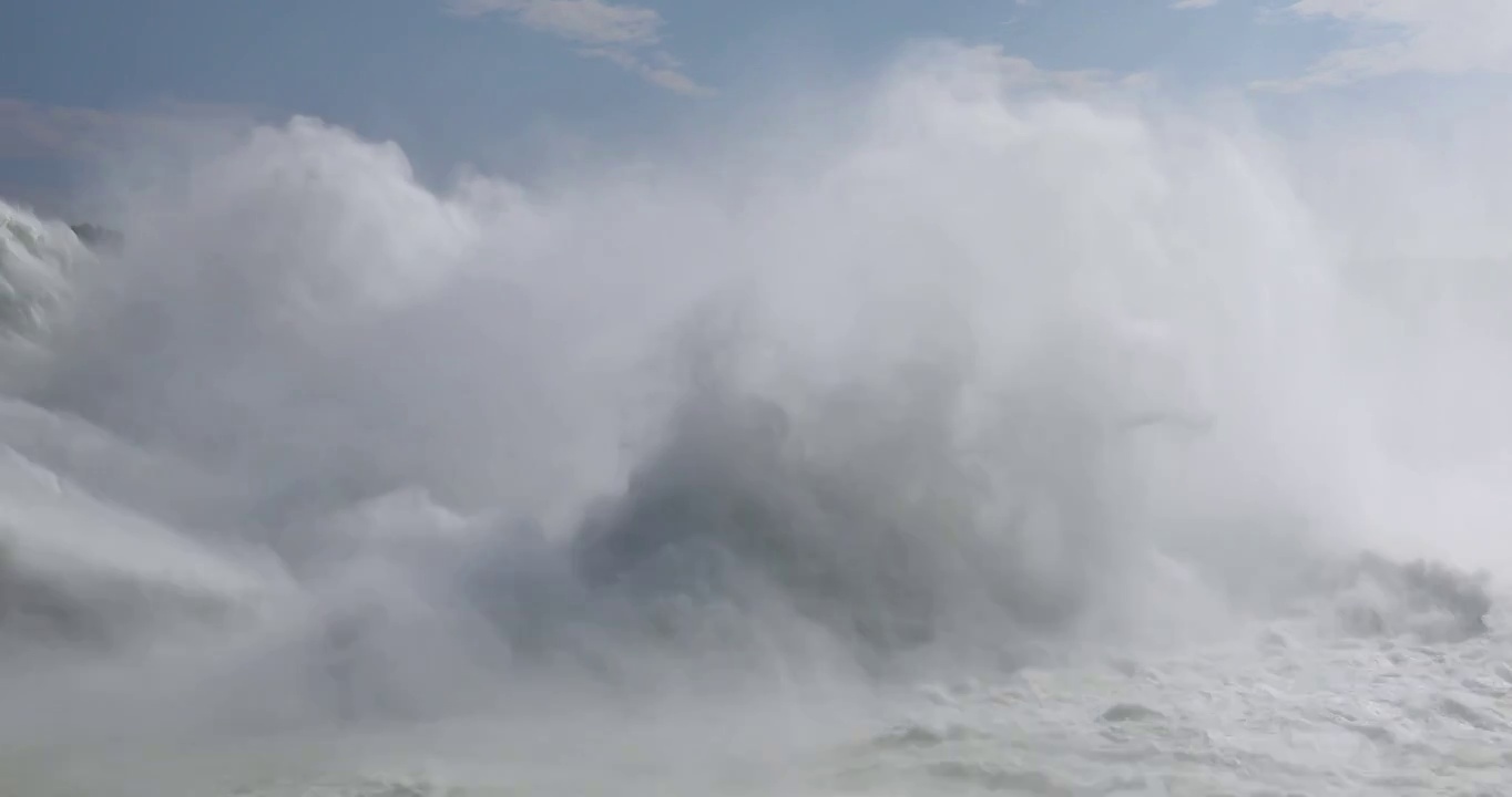 河南省洛阳市黄河小浪底水利枢纽调水调沙现场非常壮观视频素材