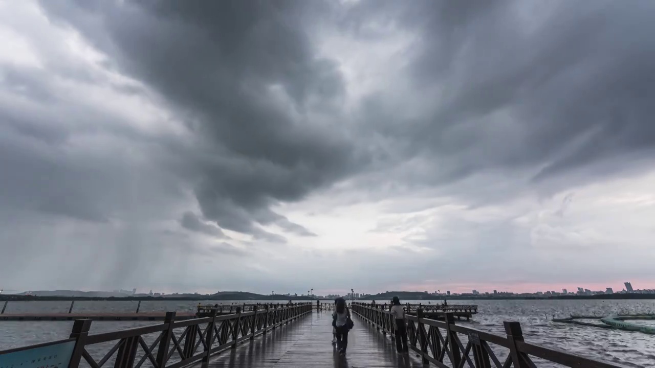 武汉东湖景区桥梁暴雨黑色的云视频素材