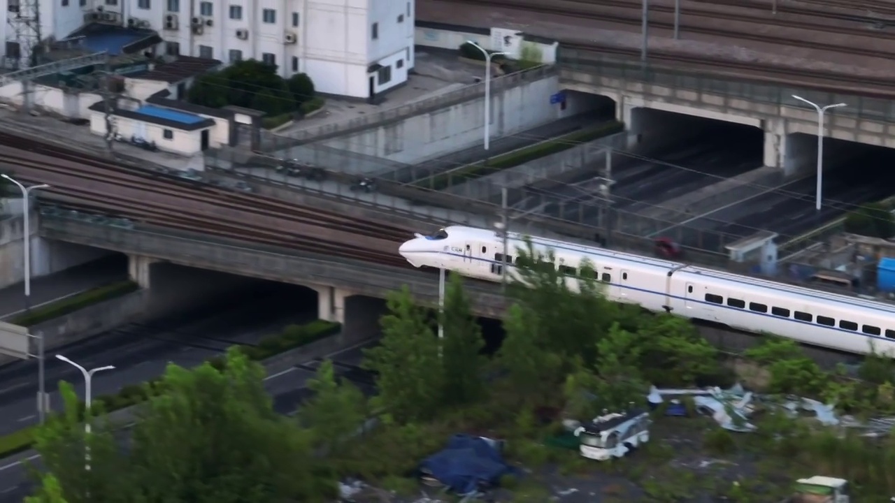 日出朝霞下城市中穿行的高铁视频素材