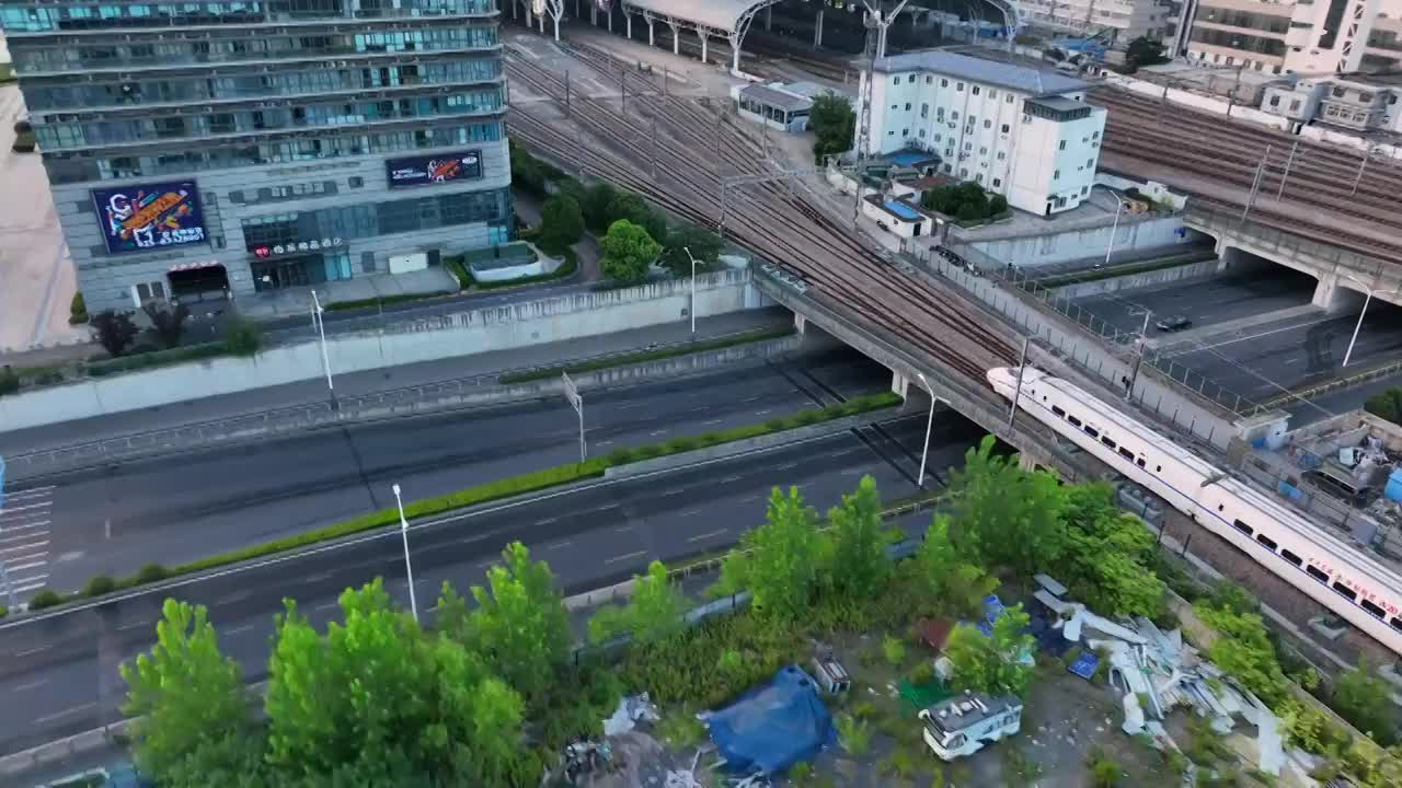 日出朝霞下城市中穿行的高铁视频素材