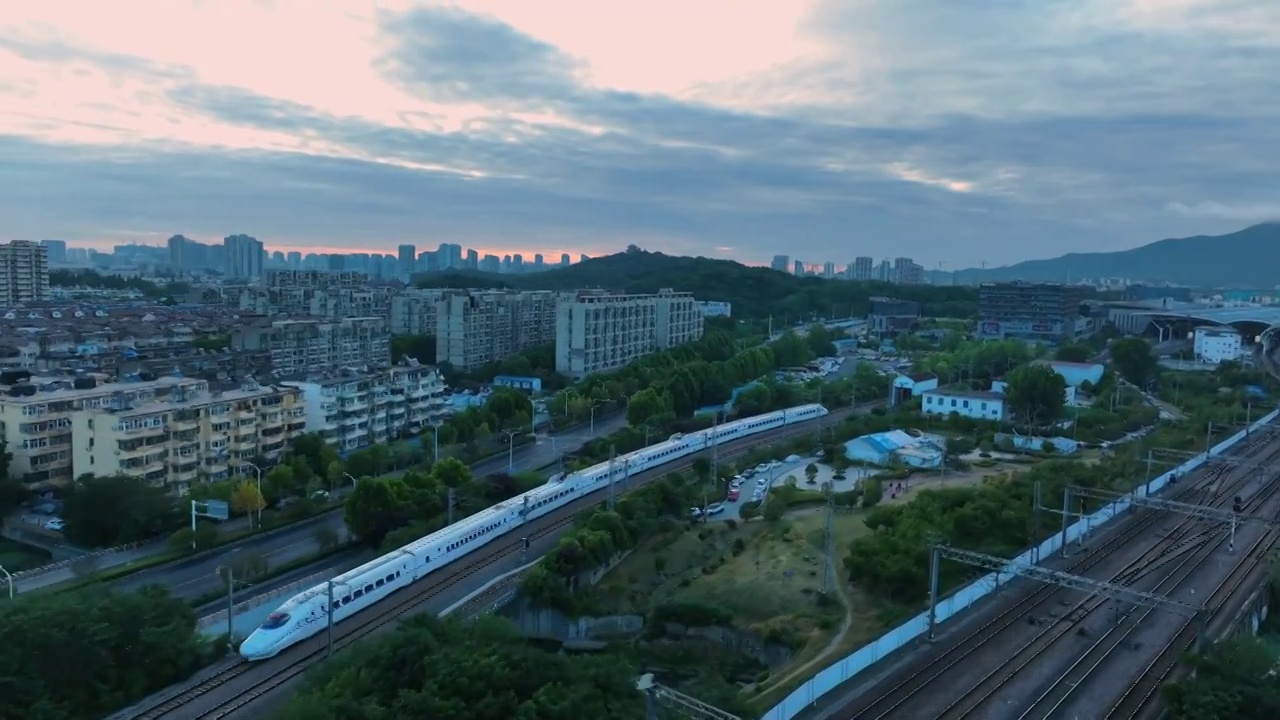 日出朝霞下城市中穿行的高铁视频素材