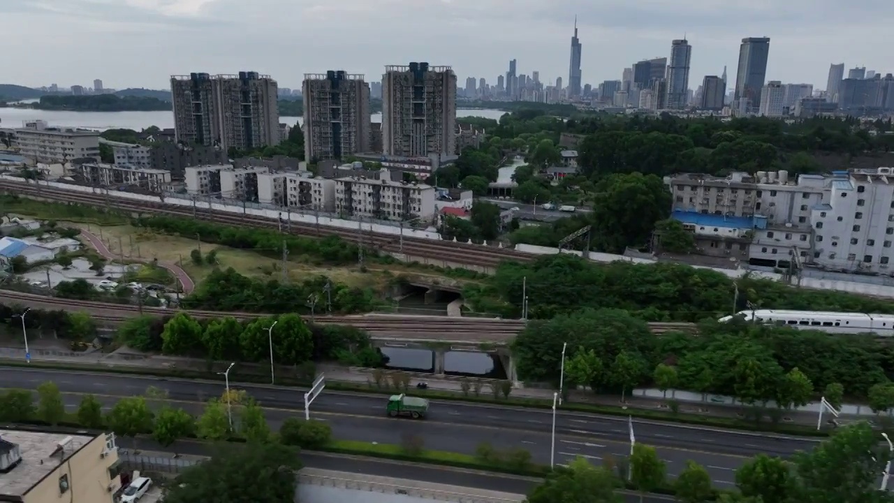 日出朝霞下城市中穿行的高铁视频素材