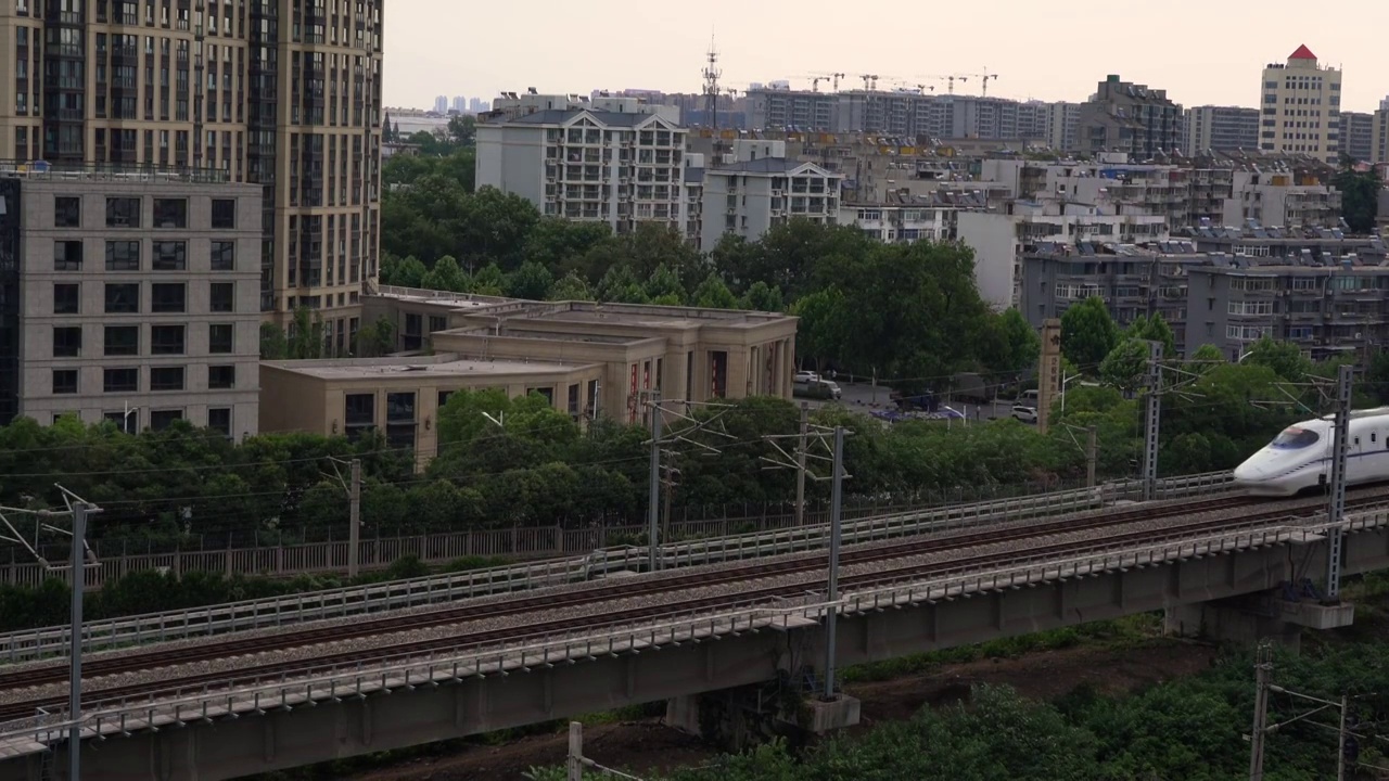 日出朝霞下城市中穿行的高铁视频素材