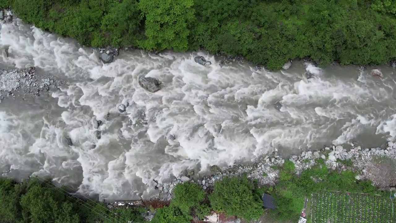 四川甘孜藏族自治州318国道路上山谷里的河流静谧而湍急无人机高清航拍4k视频素材