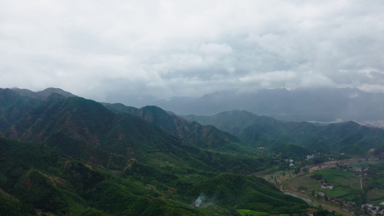 河南省洛阳市嵩县伏牛山区雨天云海视频素材