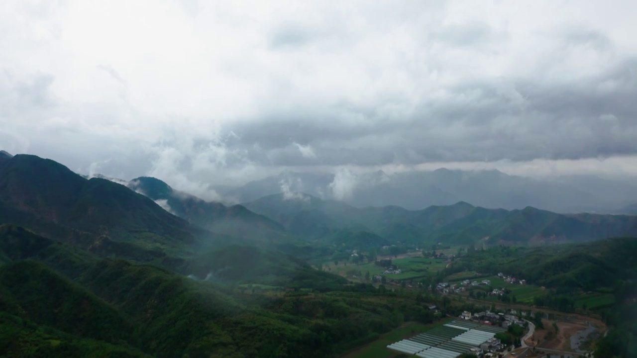 河南省洛阳市嵩县伏牛山区雨天云海视频素材