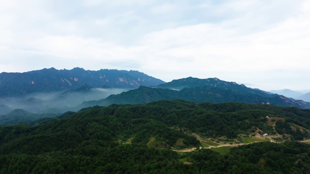 河南省洛阳市嵩县伏牛山区雨天云海视频素材