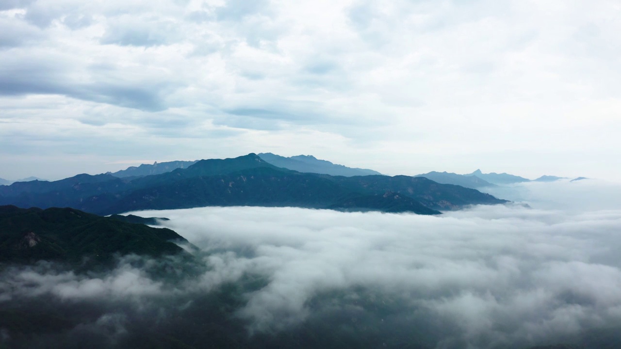 河南省洛阳市嵩县伏牛山区雨天云海视频素材