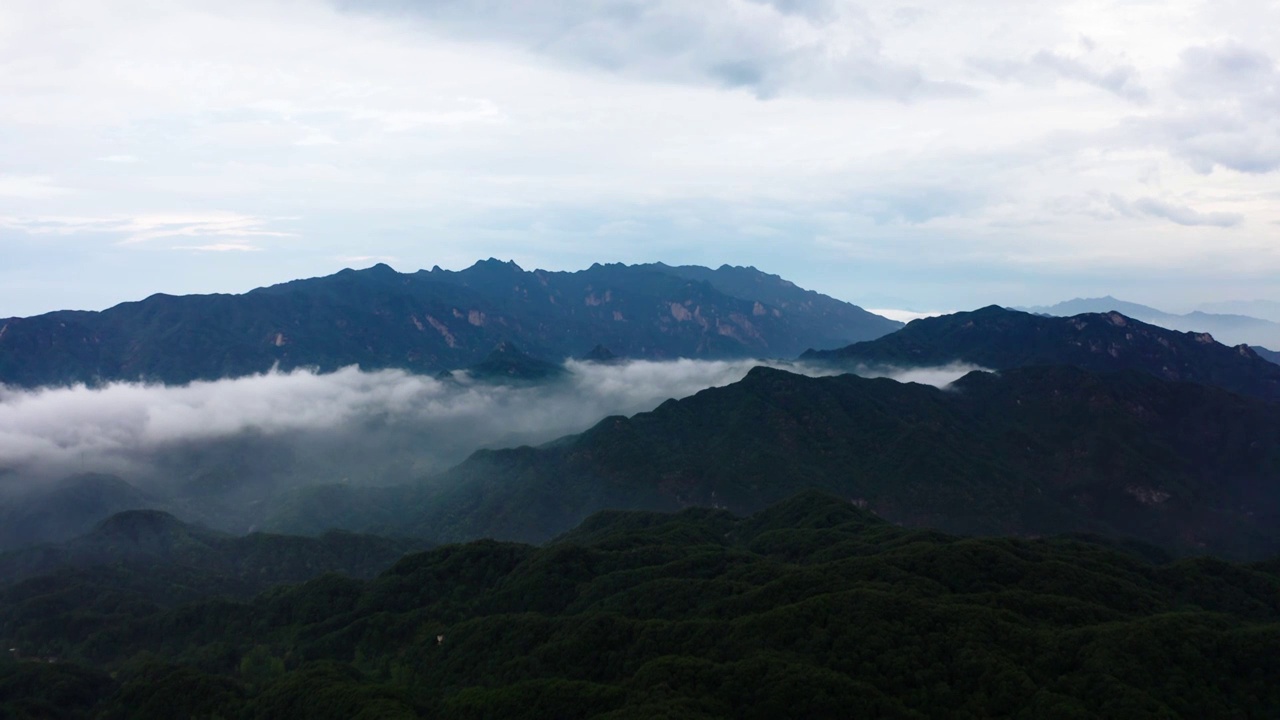 河南省洛阳市嵩县伏牛山区雨天云海视频素材