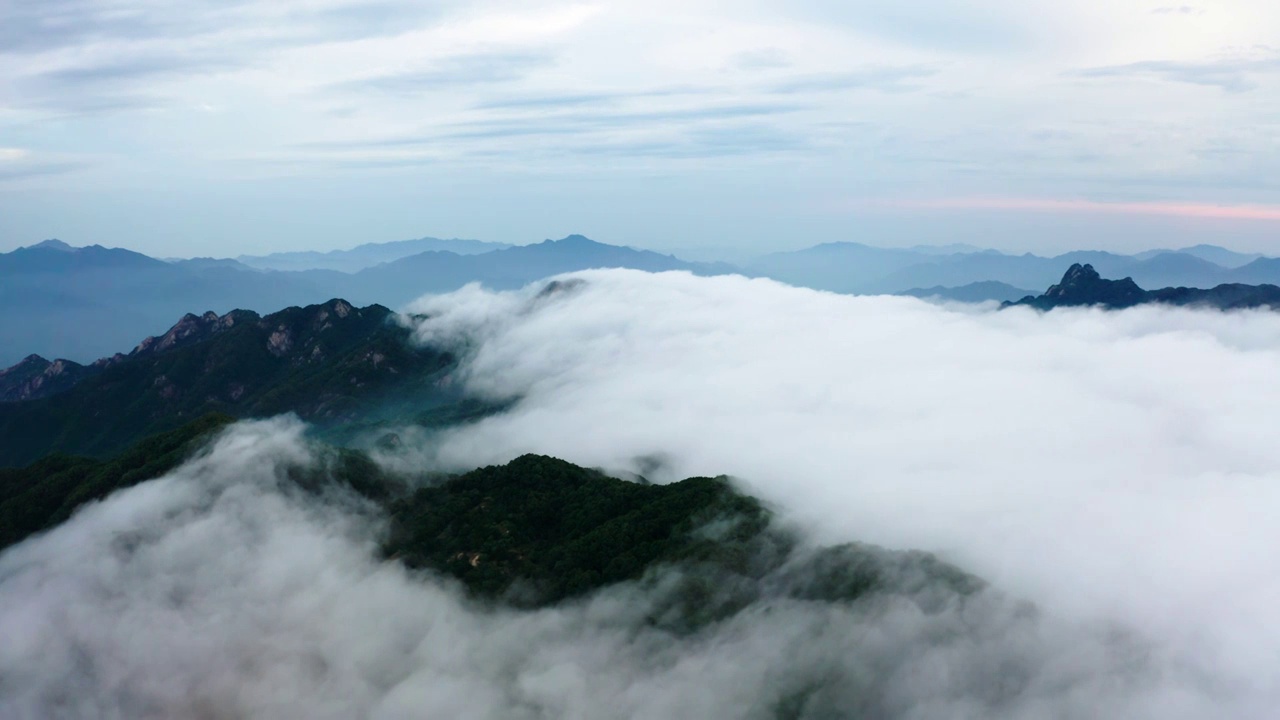 河南省洛阳市嵩县伏牛山区雨天云海视频素材