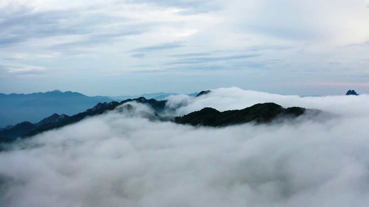 河南省洛阳市嵩县伏牛山区雨天云海视频素材