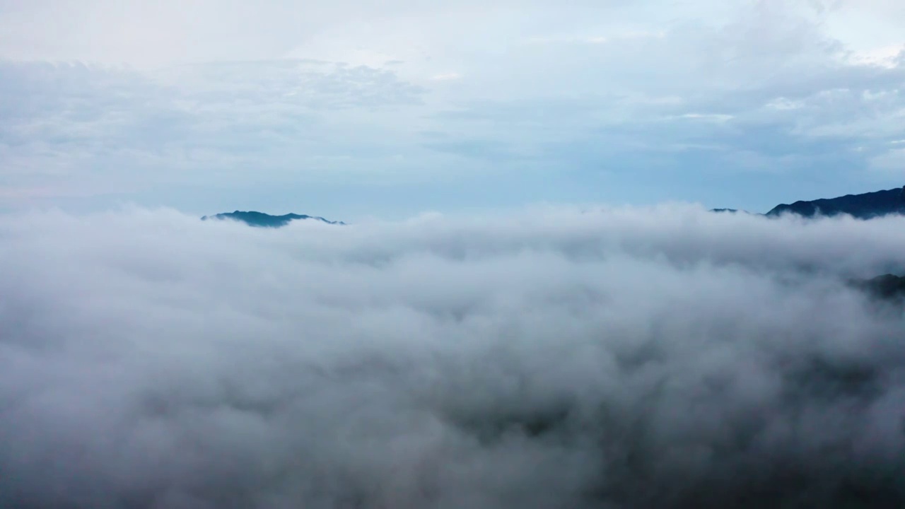 河南省洛阳市嵩县伏牛山区雨天云海视频素材