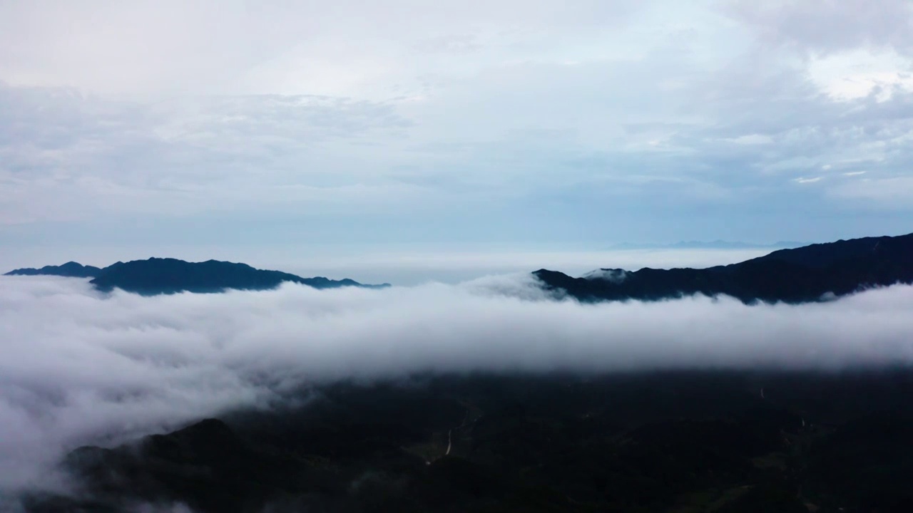 河南省洛阳市嵩县伏牛山区雨天云海视频素材