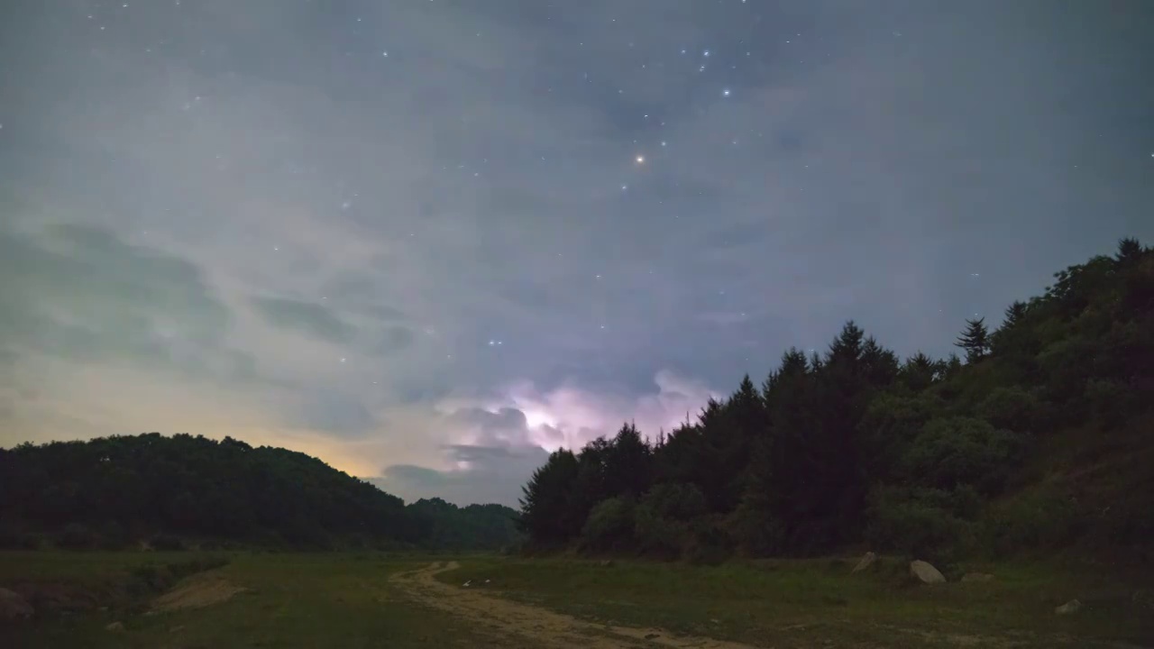 河南省洛阳市嵩县伏牛山区后湖闪电星空视频素材