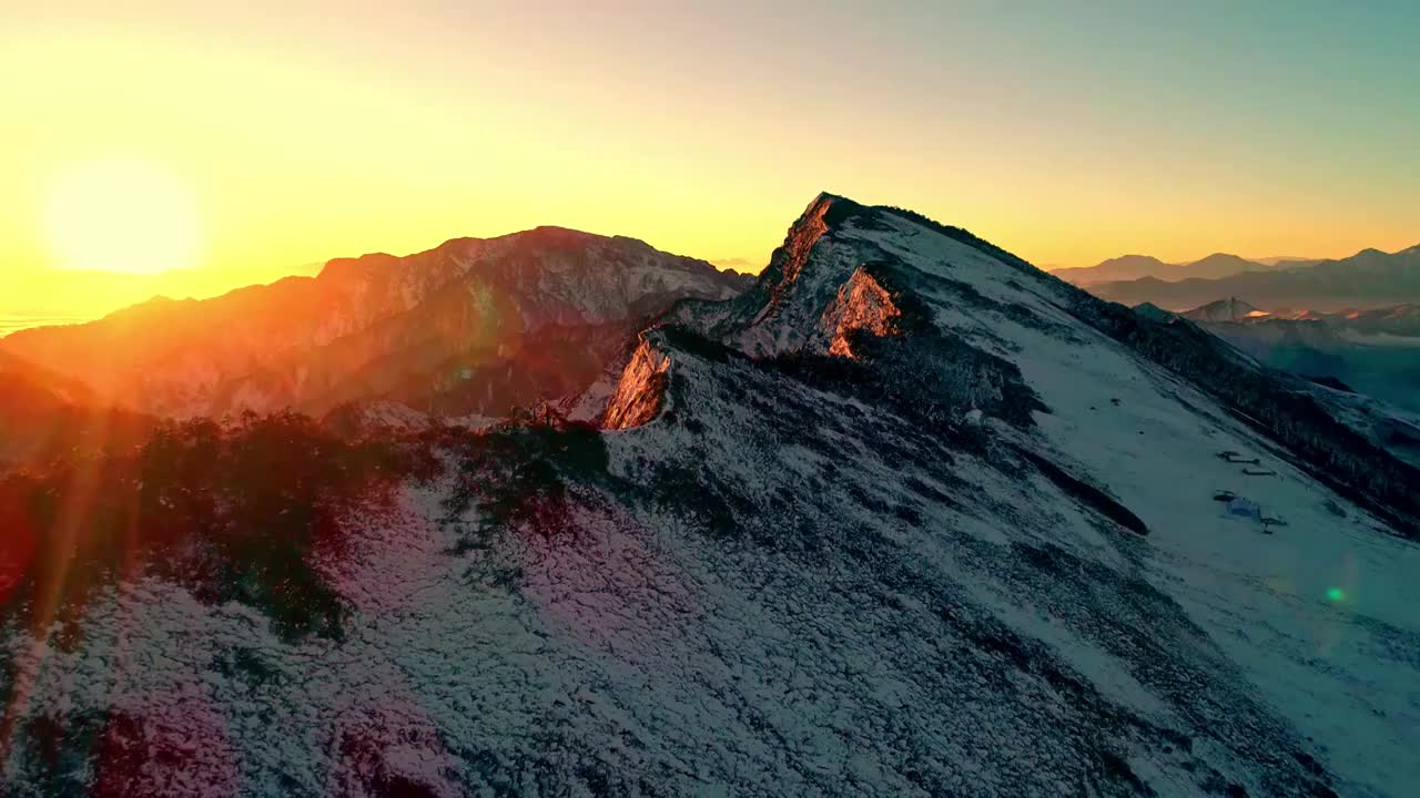 四川甘孜州泸定华尖山（牛背山）航拍贡嘎云海日出金山视频素材