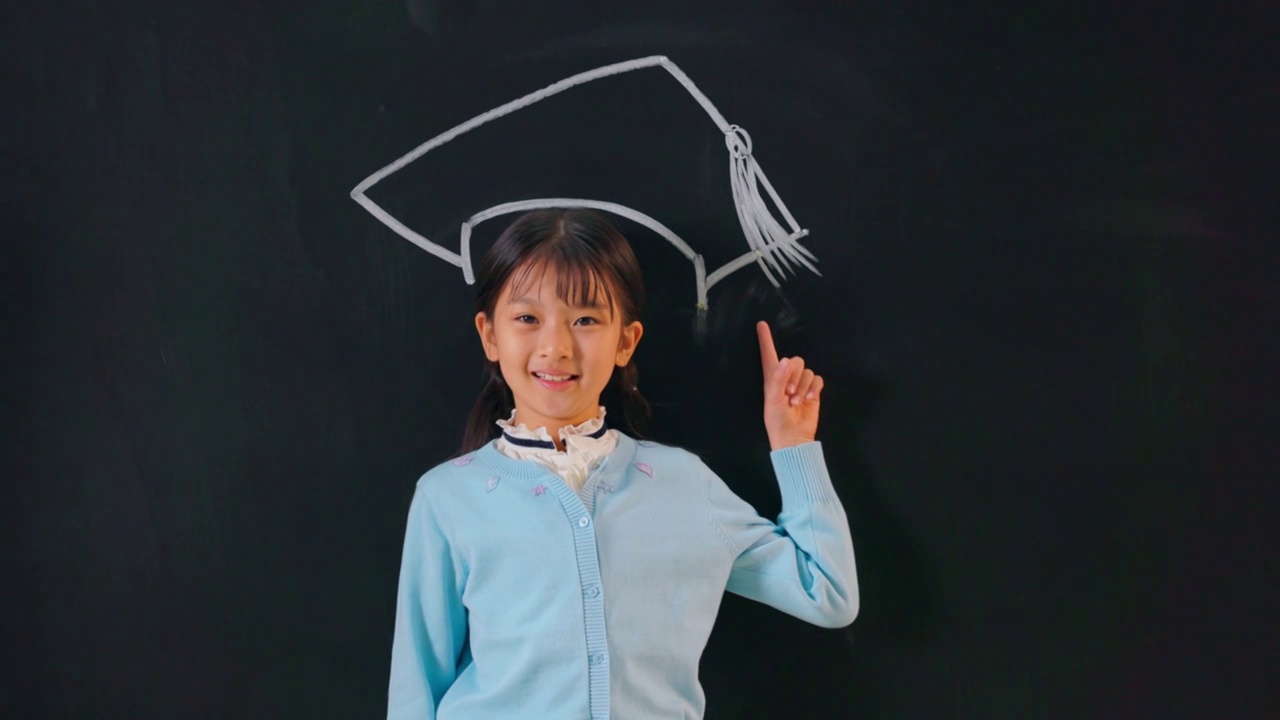 小学生在黑板上画博士帽视频素材画面1