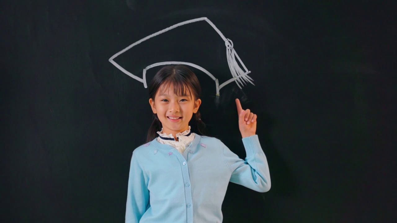 小学生在黑板上画博士帽视频素材画面2
