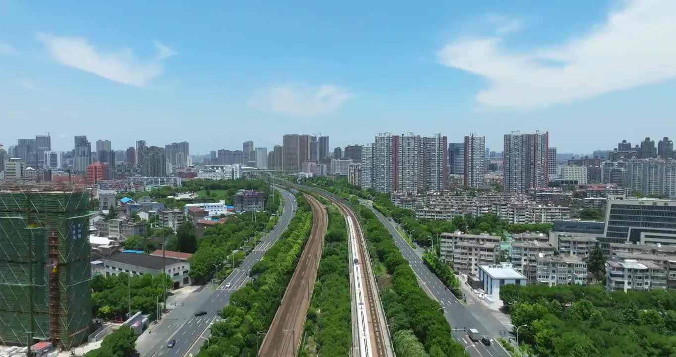 长三角地区沪宁线无锡市火车站和谐号高铁进站画面视频素材