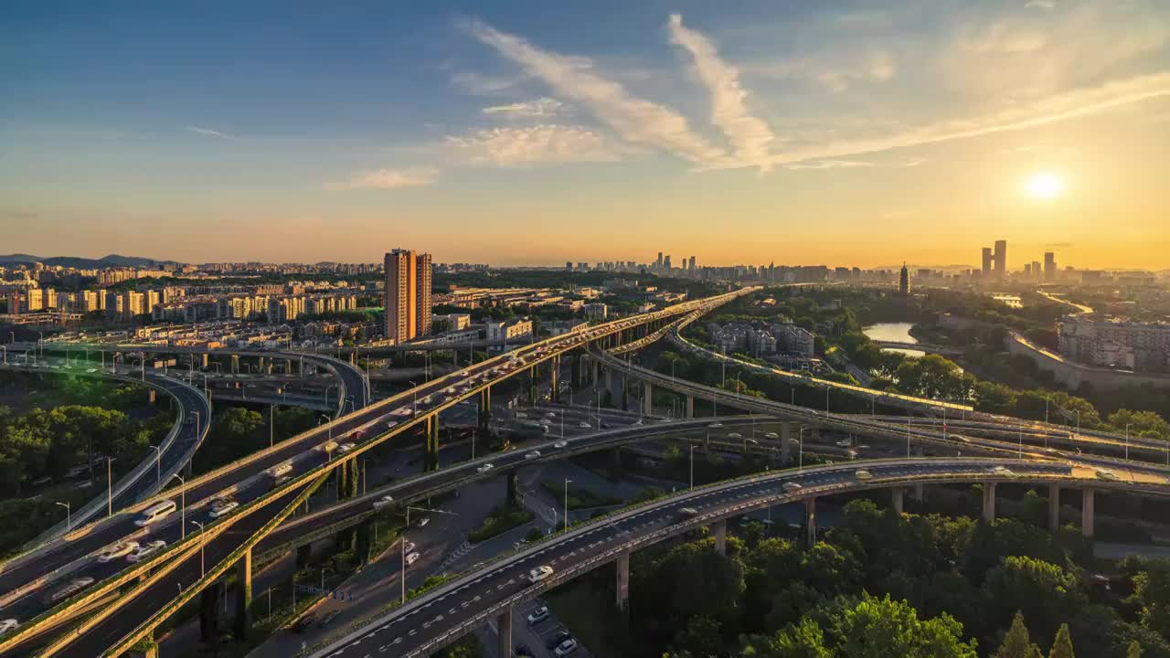 城市节奏，江苏省南京市双桥门立交桥日转夜延时视频素材