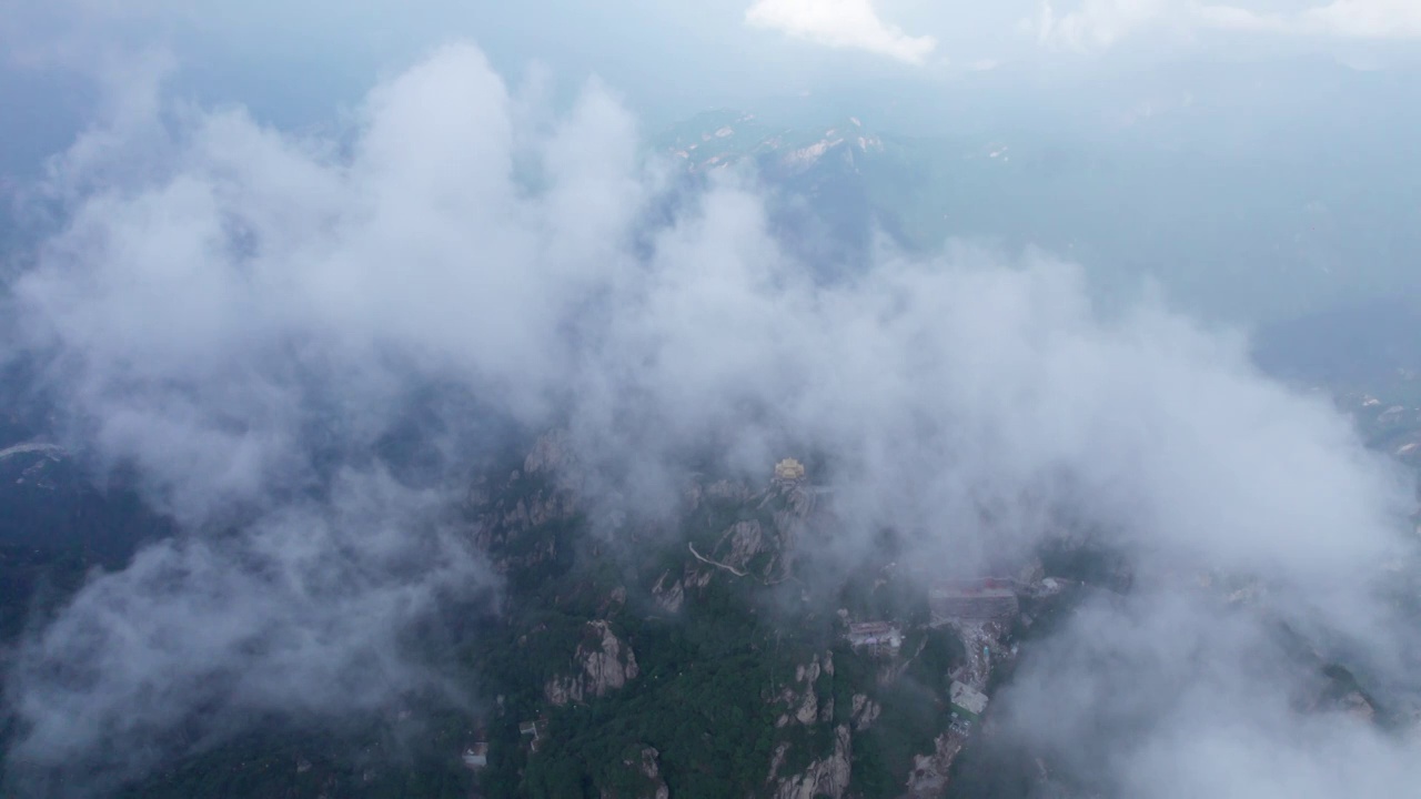 洛阳老君山景区金顶在云雾中若隐若现视频下载