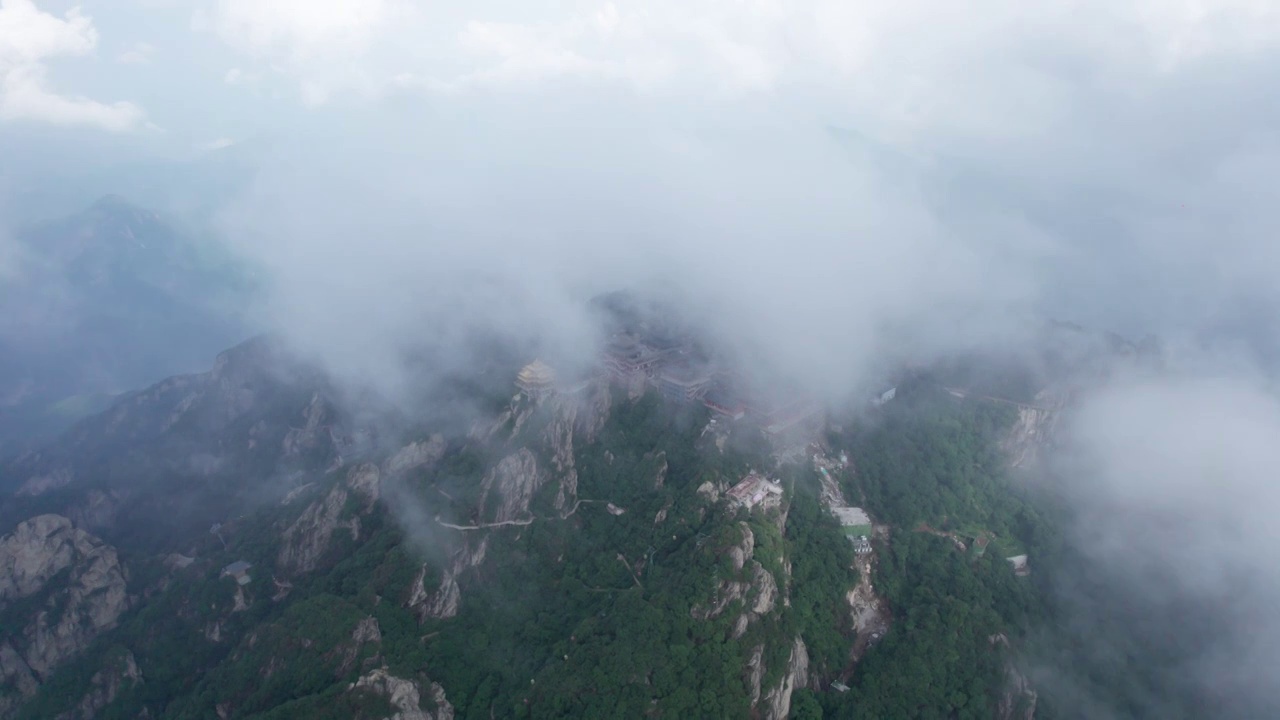 洛阳老君山景区金顶在云雾中若隐若现视频下载