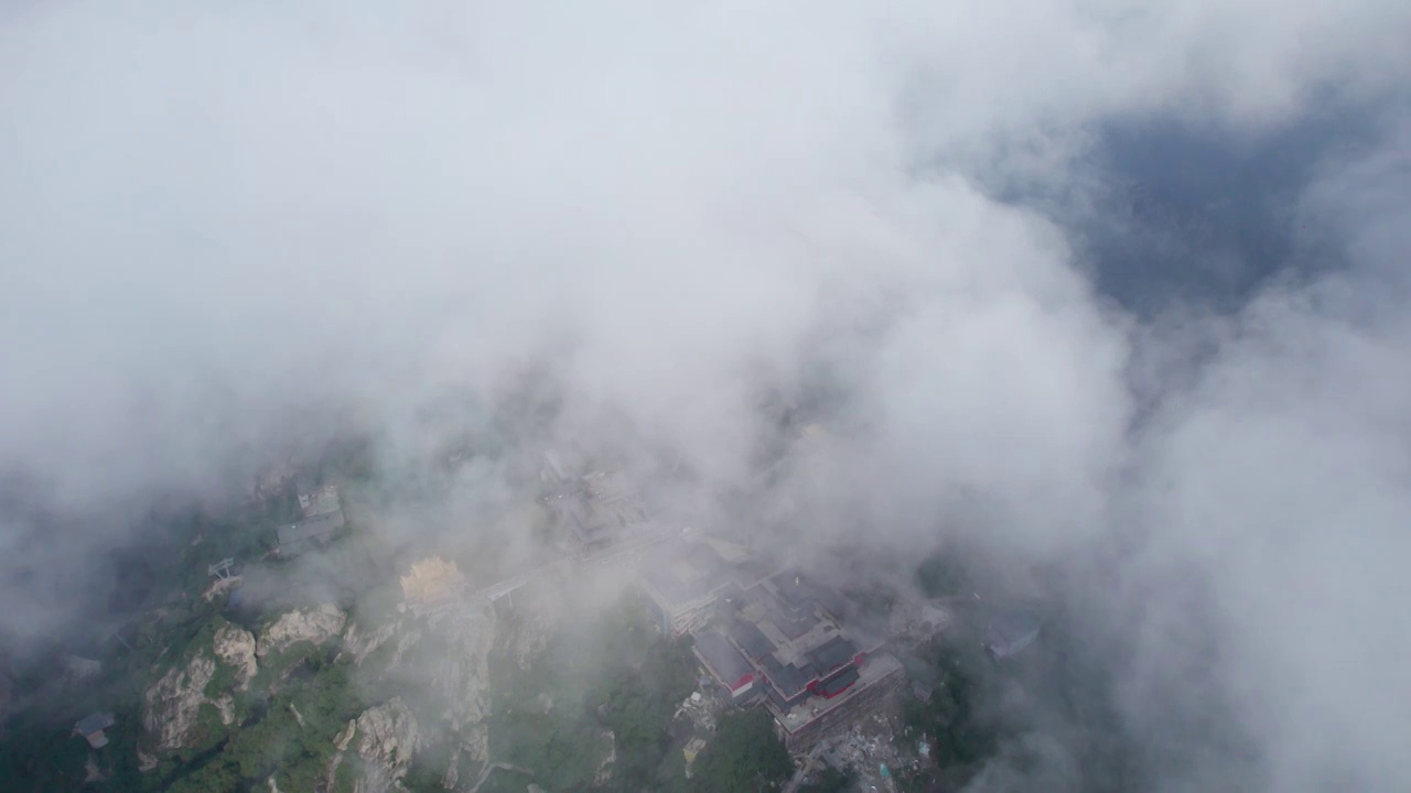 洛阳老君山景区金顶在云雾中若隐若现视频下载