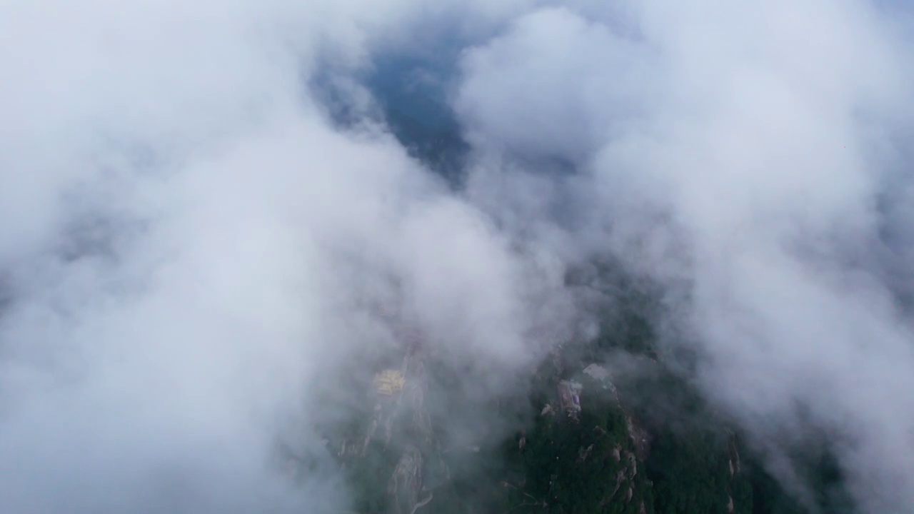 洛阳老君山景区金顶在云雾中若隐若现视频素材