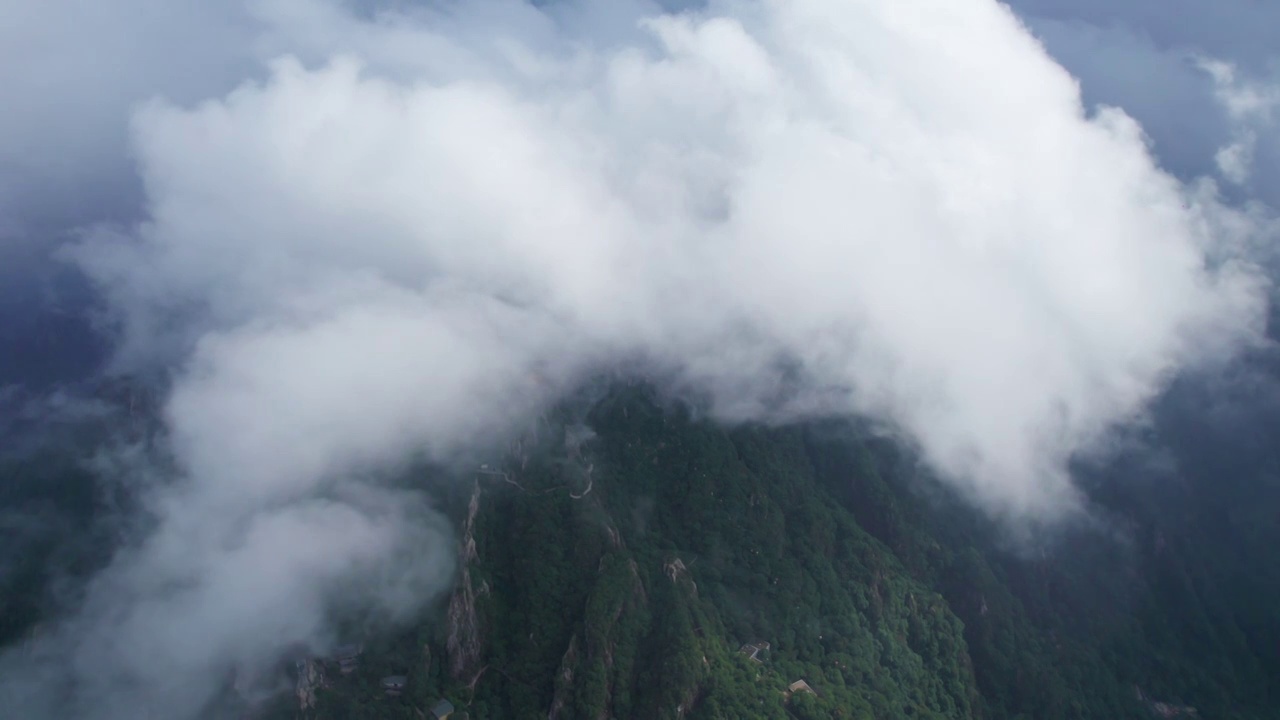 洛阳老君山景区金顶在云雾中若隐若现视频素材