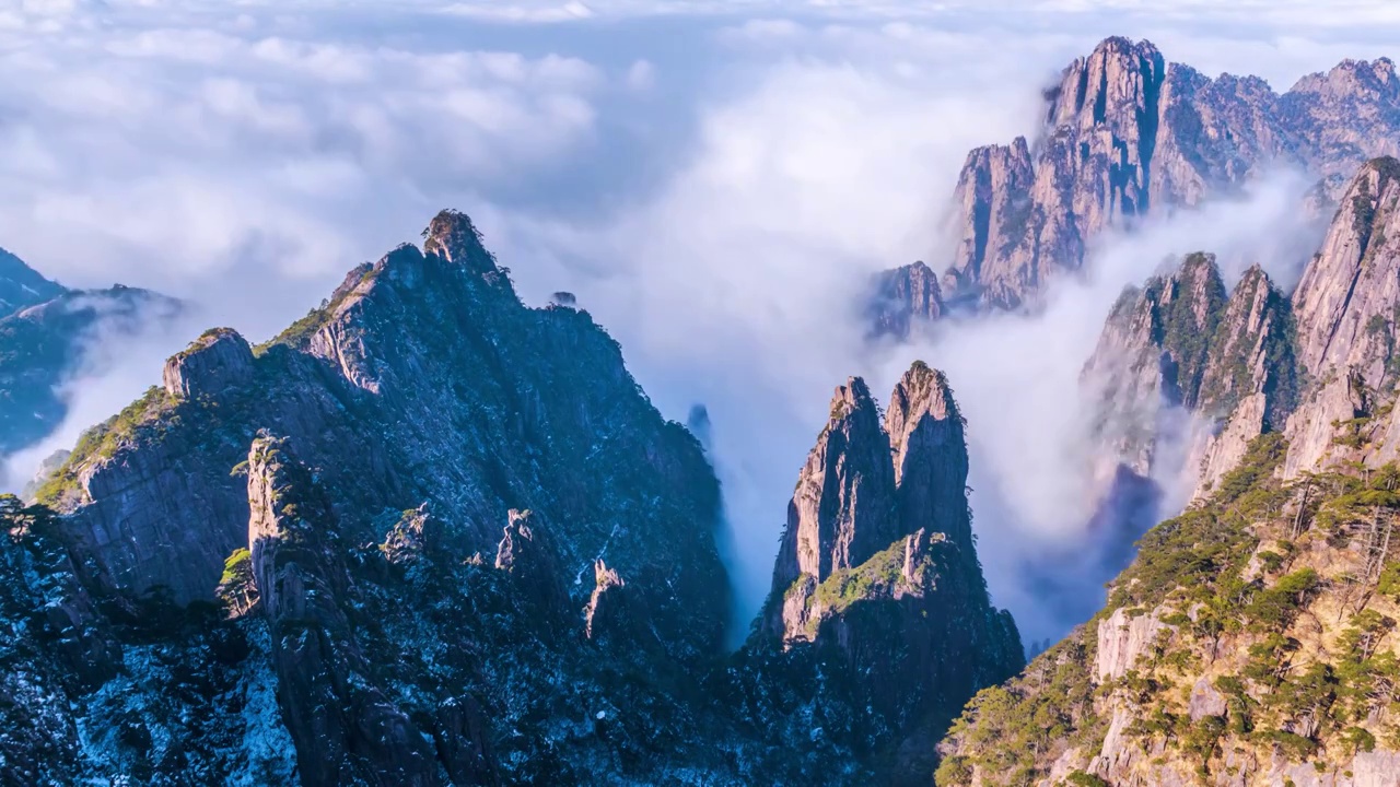 黄山 群峰顶云海翻滚，安徽黄山视频素材