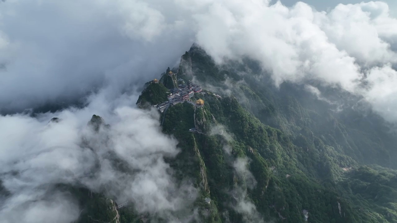 洛阳老君山景区金顶在云雾中若隐若现视频下载