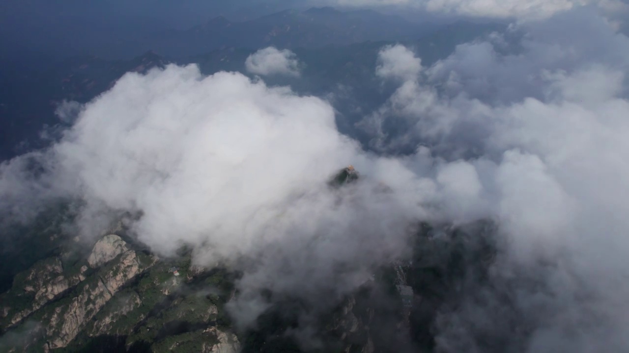 洛阳老君山景区金顶在云雾中若隐若现视频素材