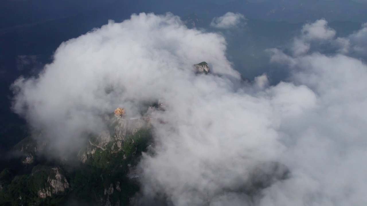 洛阳老君山景区金顶在云雾中若隐若现视频素材