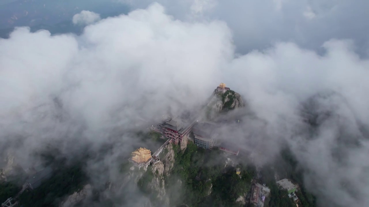 洛阳老君山景区金顶在云雾中若隐若现视频素材