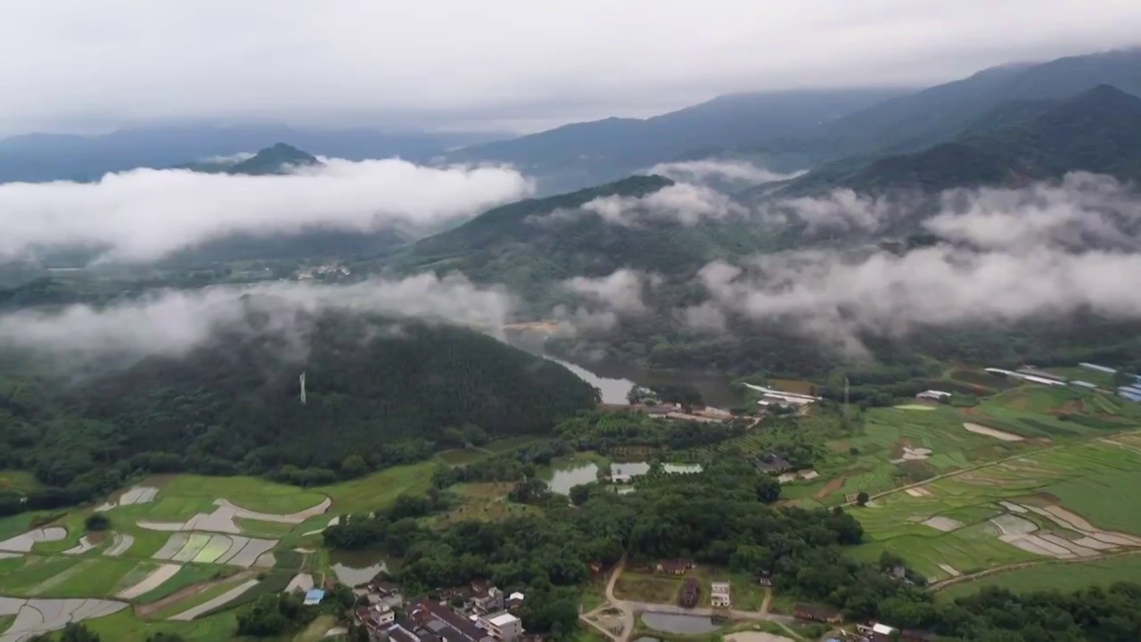 雨后云雾缭绕的大山视频素材