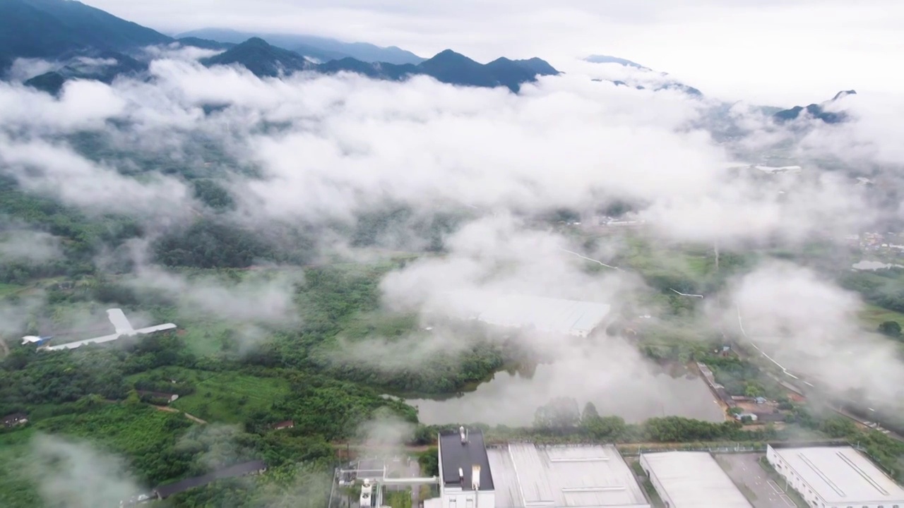 雨后云雾缭绕的大山视频素材