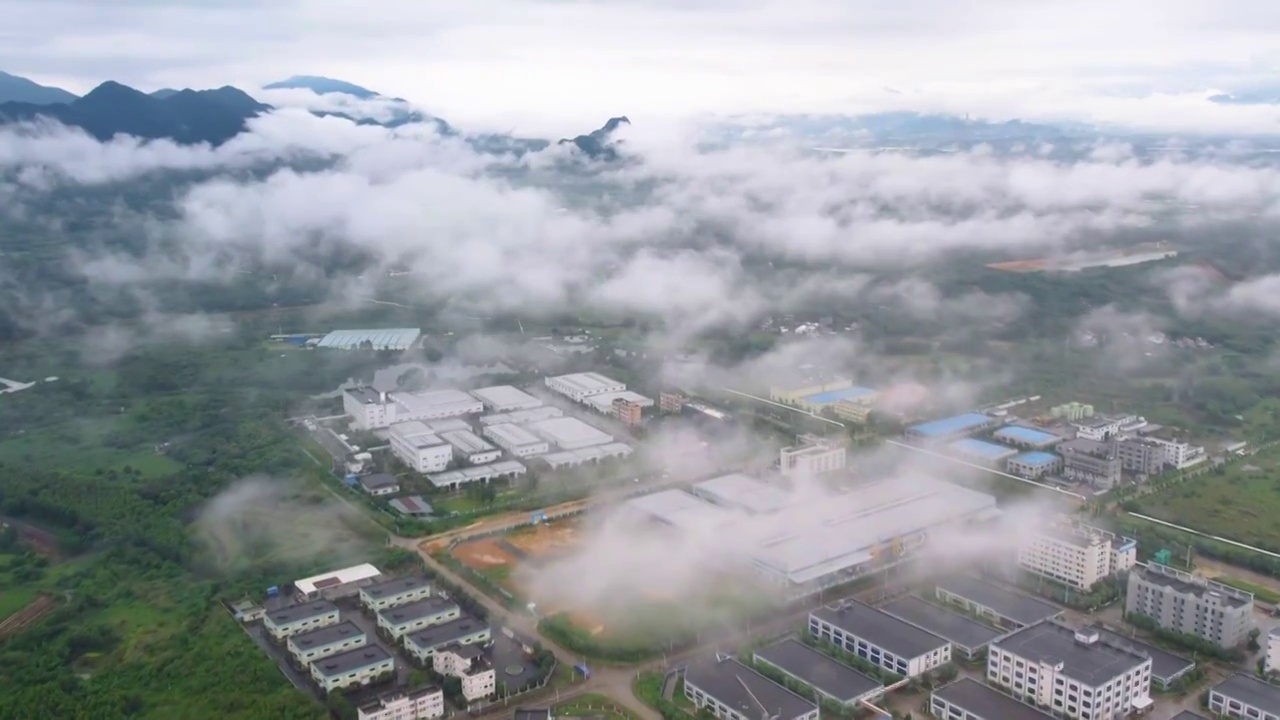 雨后云雾缭绕的大山视频素材