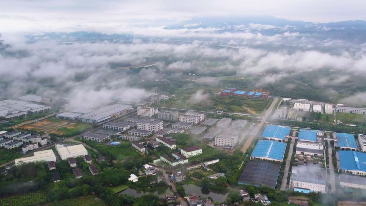 雨后云雾缭绕的大山视频素材