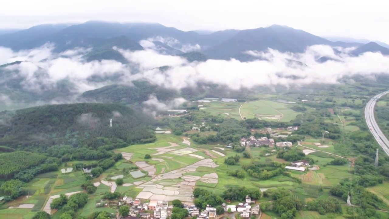 雨后云雾缭绕的大山视频素材