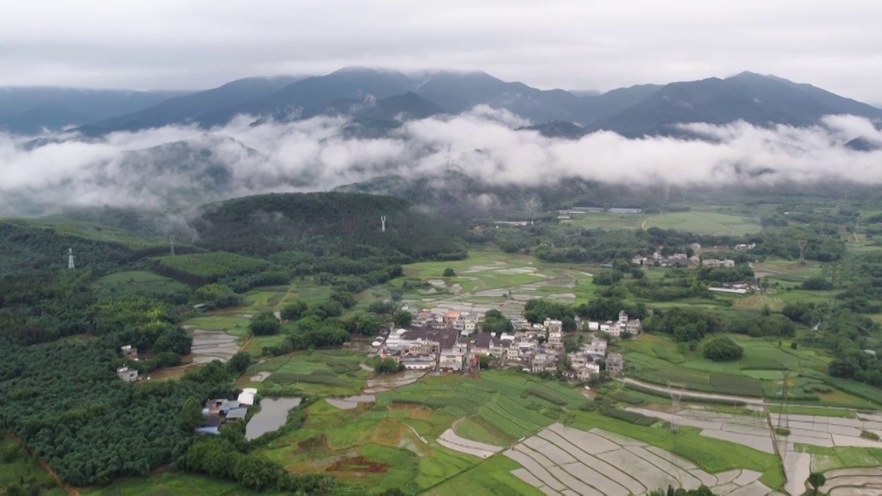 雨后云雾缭绕的大山视频素材