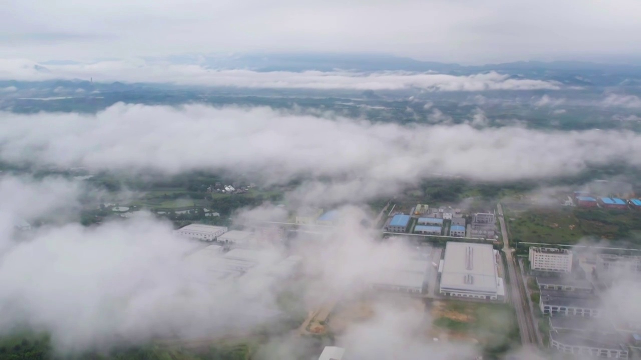 雨后云雾缭绕的大山视频素材