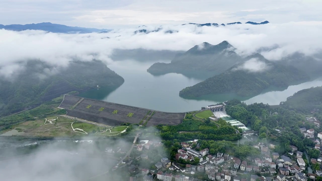 夏日雨季浙江金华金兰水库白沙溪三十六堰泄洪云海视频素材