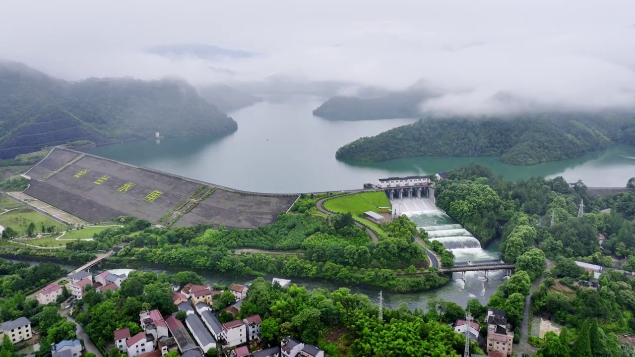 夏日雨季浙江金华金兰水库白沙溪三十六堰泄洪云海视频素材