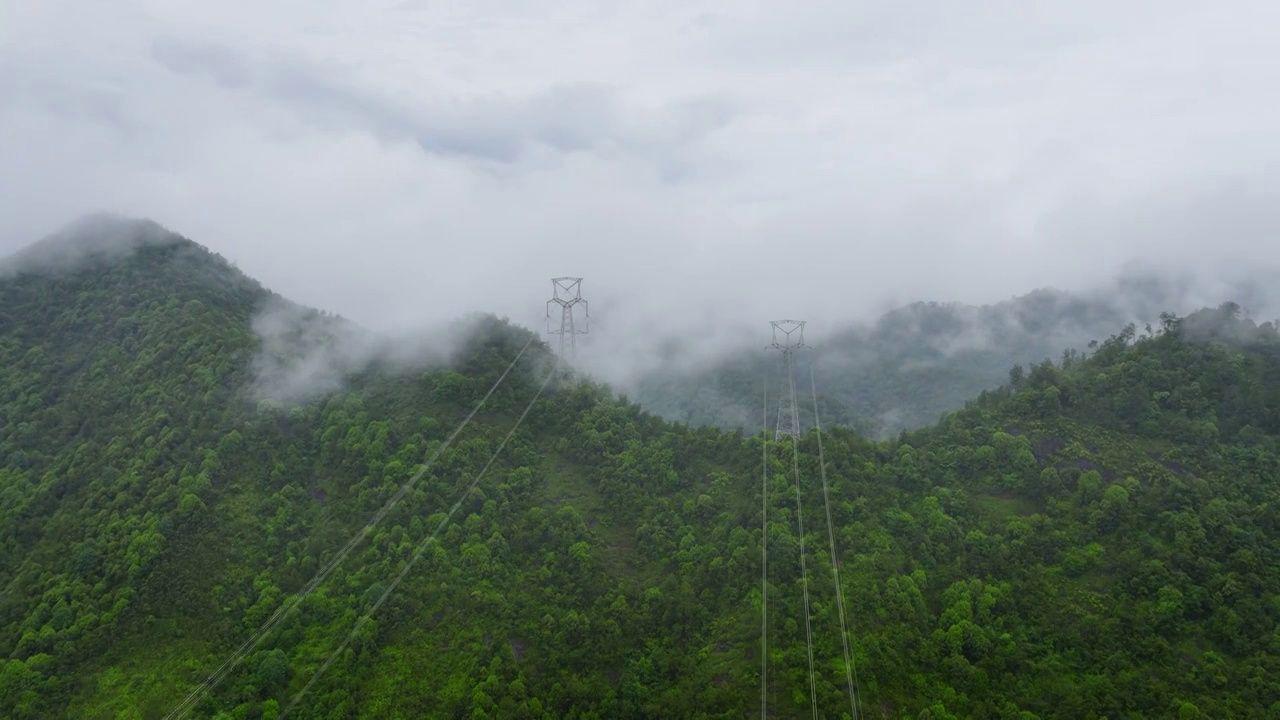 高海拔山区云海中的国家电网高压输电线路塔视频素材