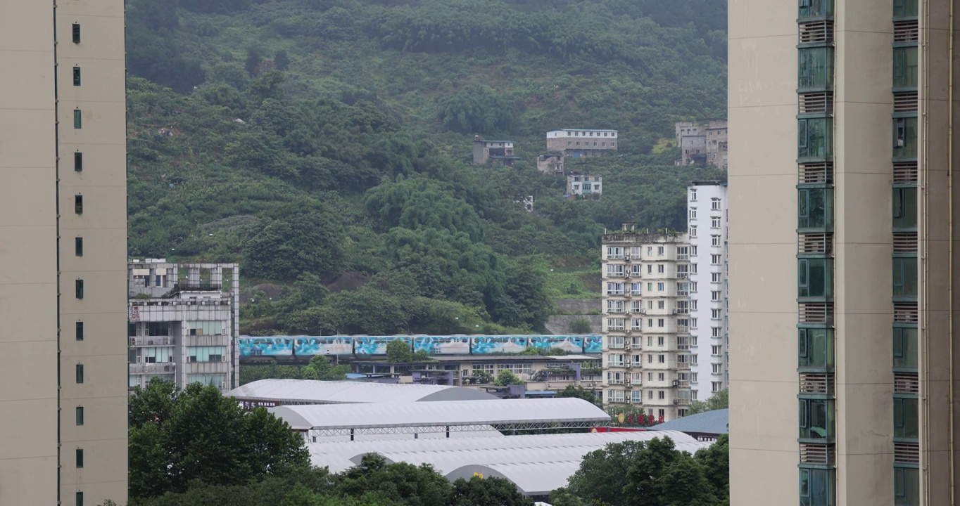 重庆城市交通：轻轨地铁3号线从南山山脚下驶过视频素材