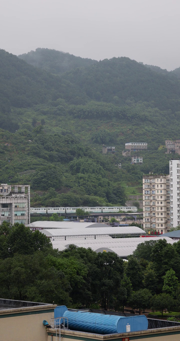 重庆城市交通：轻轨地铁3号线从南山山脚下驶过视频素材